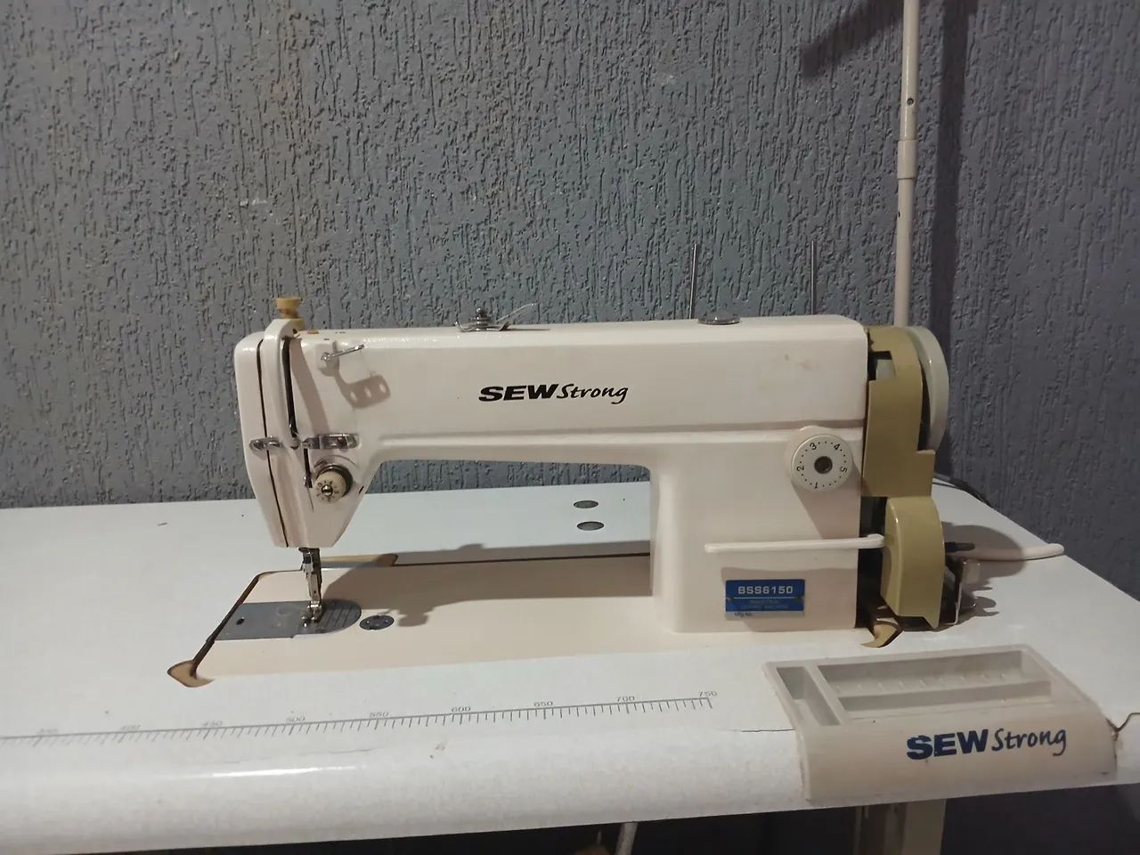 Máquina de costura industrial reta Bew Strong