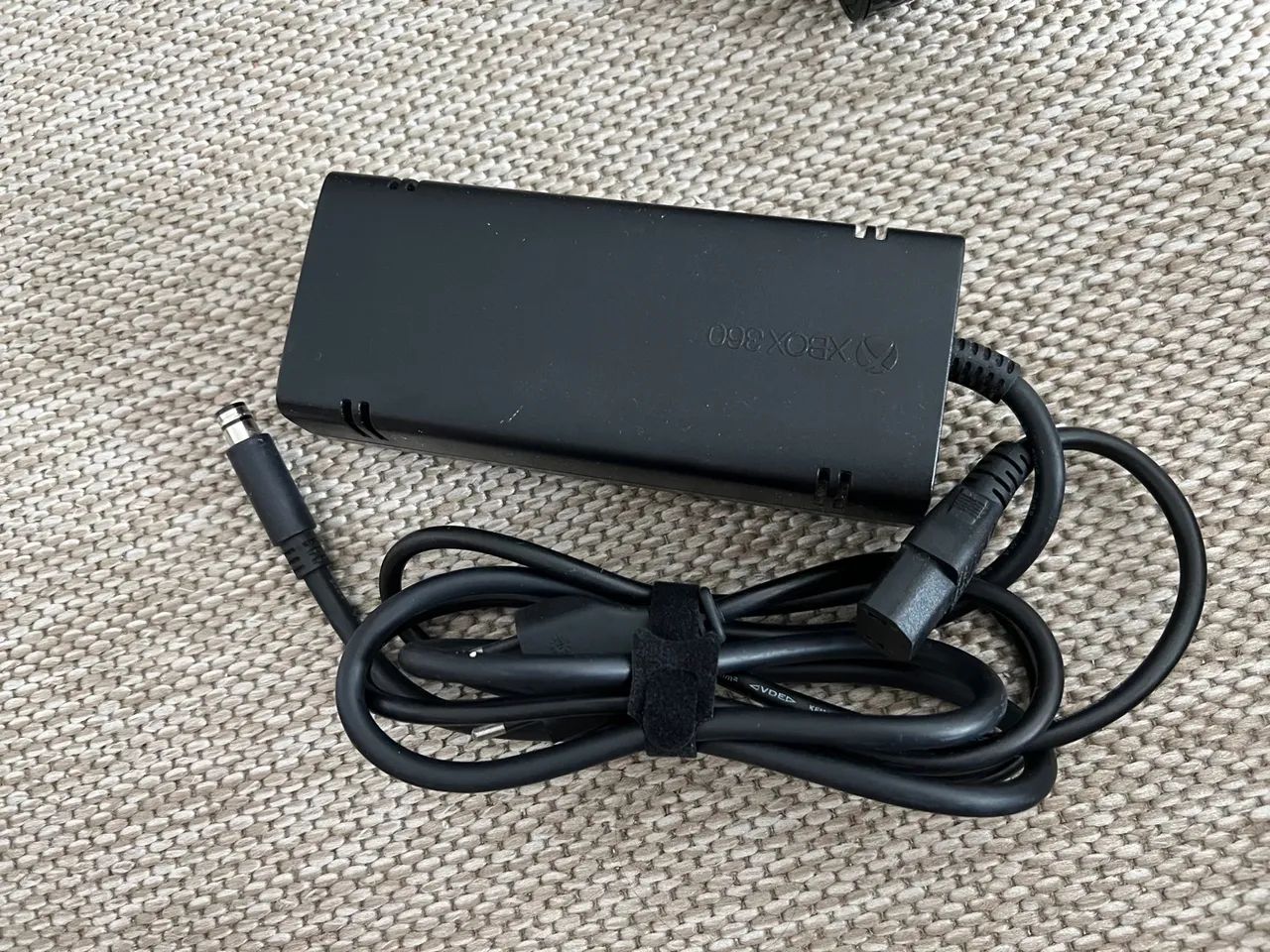 Console Xbox 360 E + 2 controles + fonte bivolt  - todo original - Foto 3