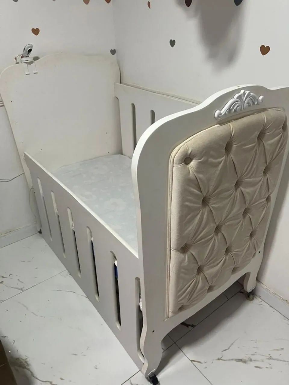 Berço de Bebê Capitonê, Elegante e Confortável64242077450881123