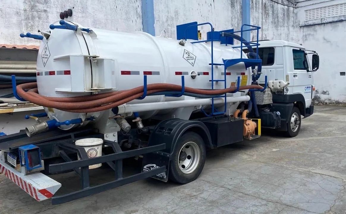 Caminhão Limpa Fossa VW 8.160 - 2015- Completo - Pronto para Trabalhar - Foto 6