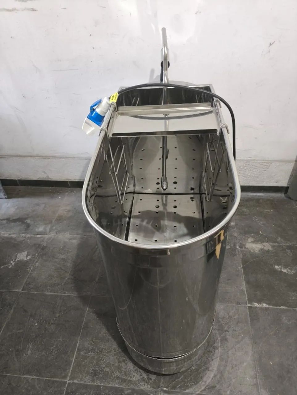 Banheira aço inox Turbilhão Arktus 220L com aquecimento novo sem uso - Foto 2