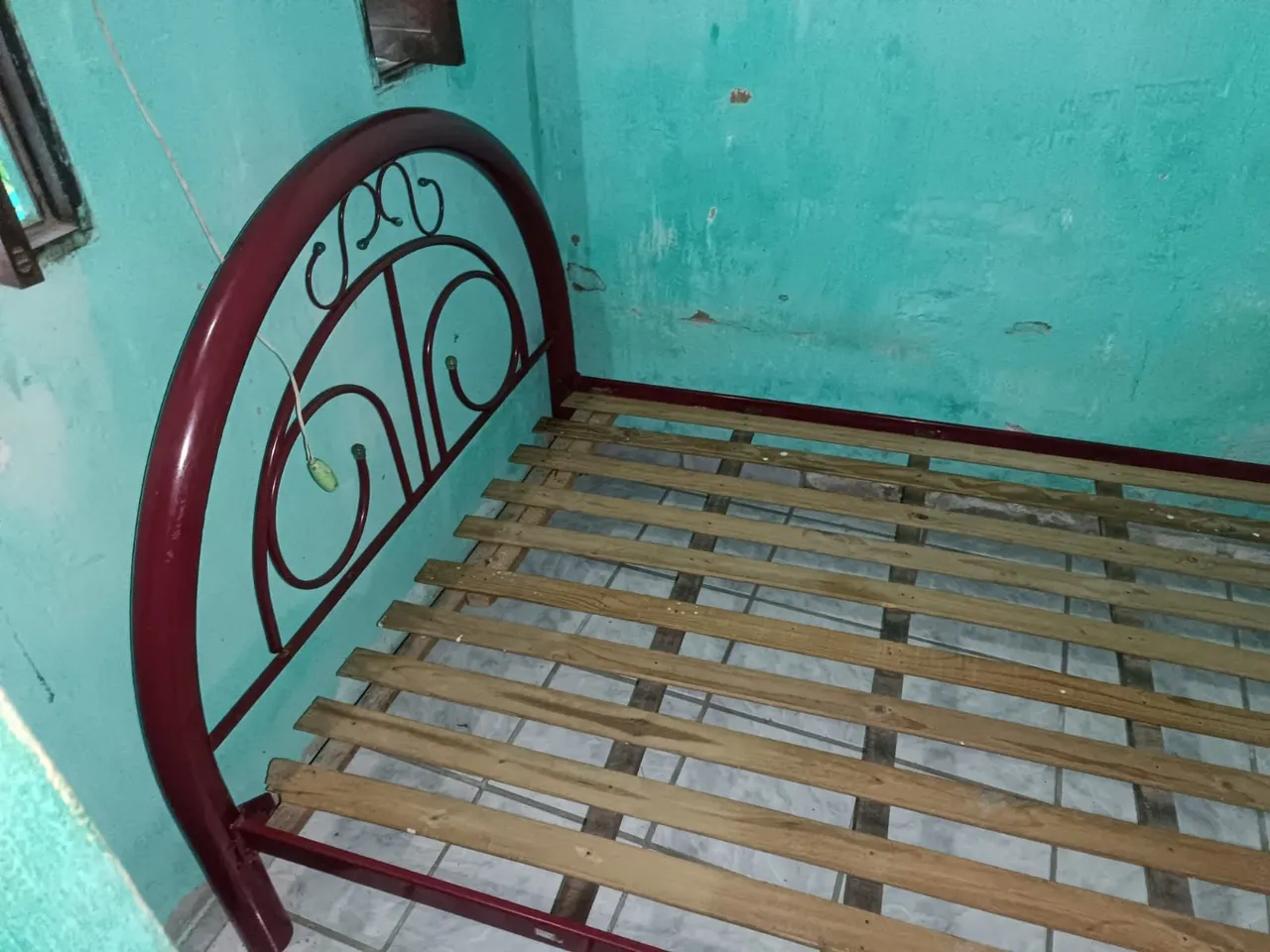 Cama tubular com lastro e colchão