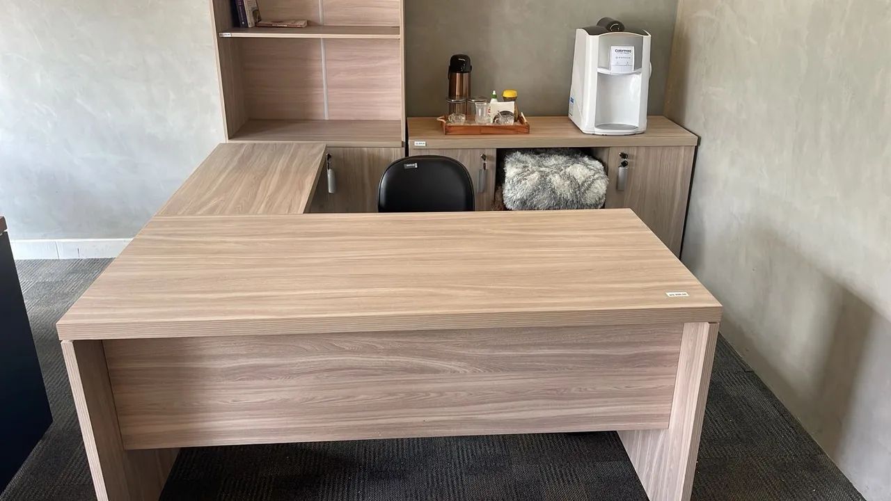 Mesa e Armários de Escritório em L Amadeirado - Foto 2