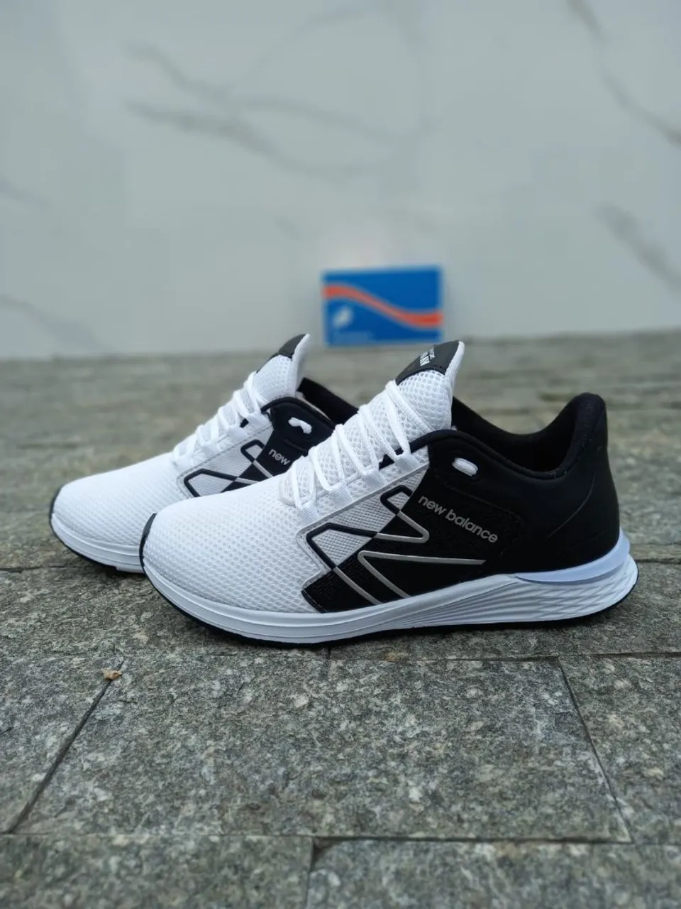 Tênis New Balance Branco e Preto