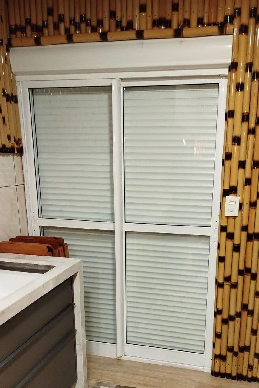 Porta com persiana integrada 