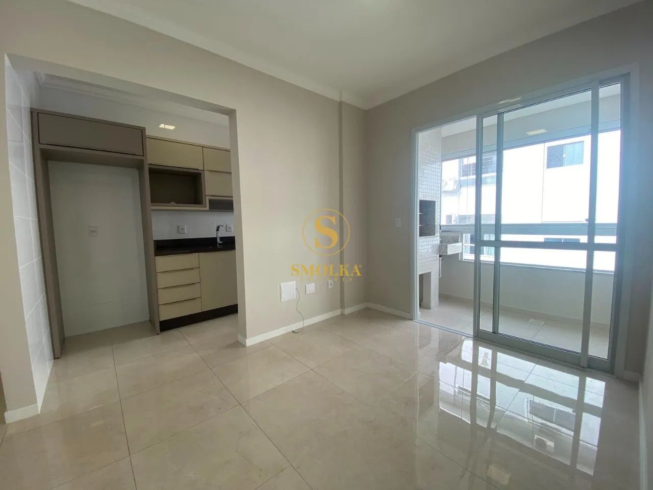 Ótimo apartamento semimobiliado nos Ingleses