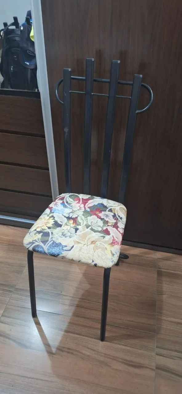 Vende-se mesa retangular de vidro com 4 cadeira floridas.