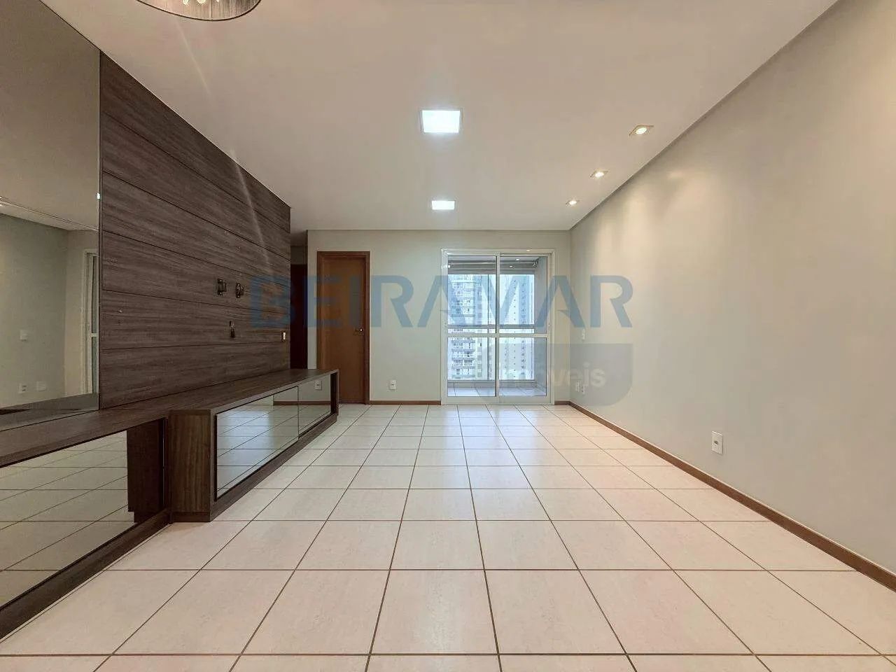 Apartamento Reformado com 3 Quartos com Suíte e duas Semi-Suites, Varanda e Vaga de Garage - Foto 2