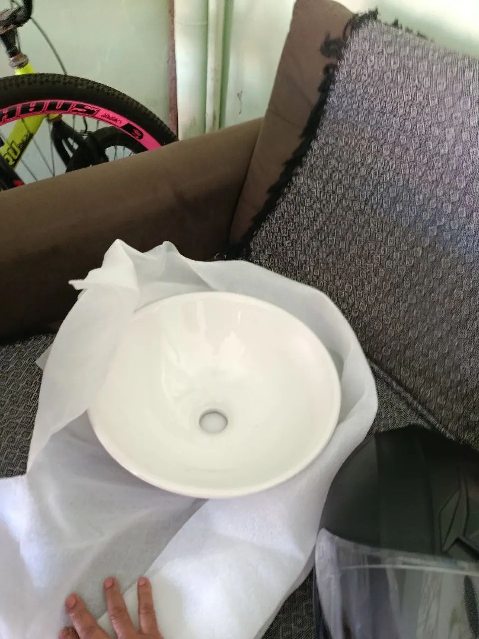 Vendo cuba para banheiro redonda de cerâmica, nova na caixa.