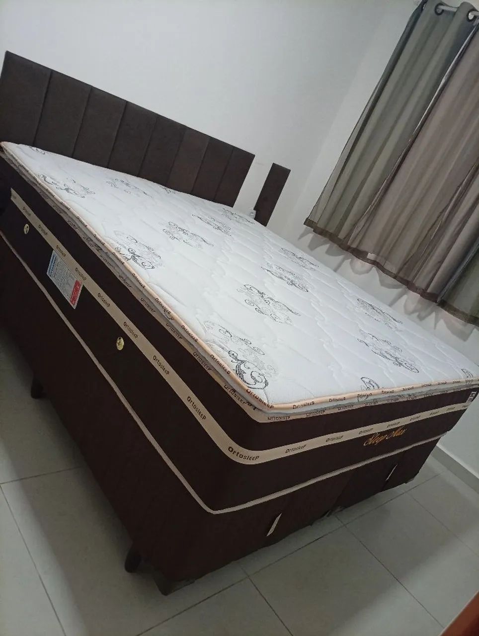 Cama Queen com pillon top cama alta