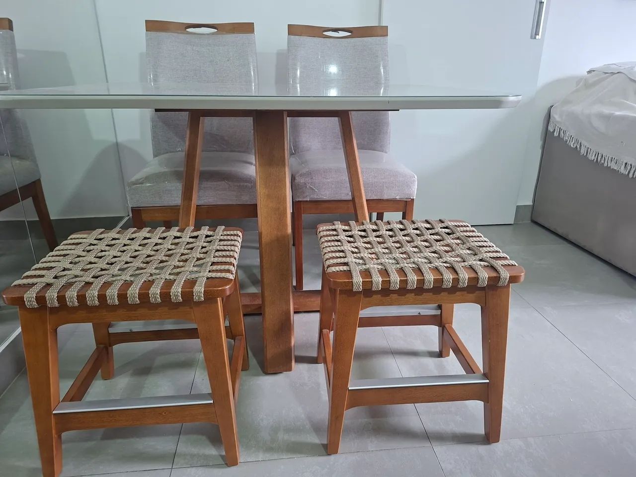 Mesa com 2 cadeiras e 2 bancos