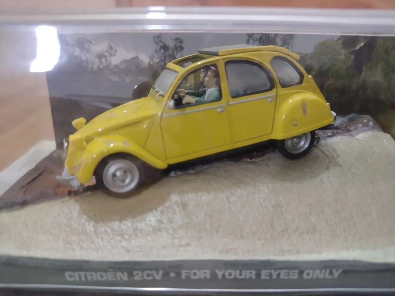 Coleção James Bond 007 - Miniatura Citroen 2 CV