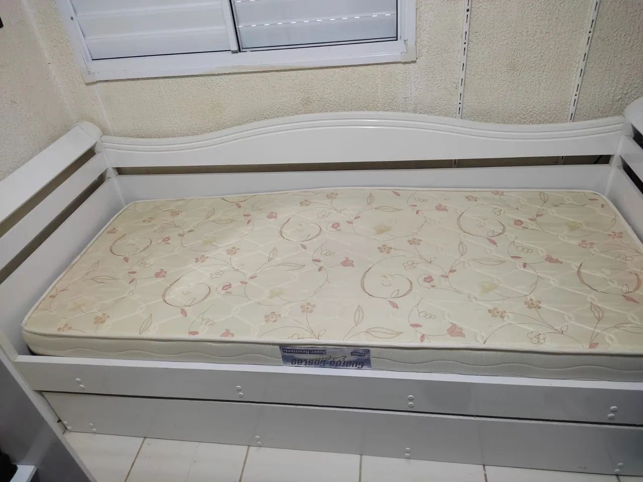 Vende-se uma bicama com um colchão 