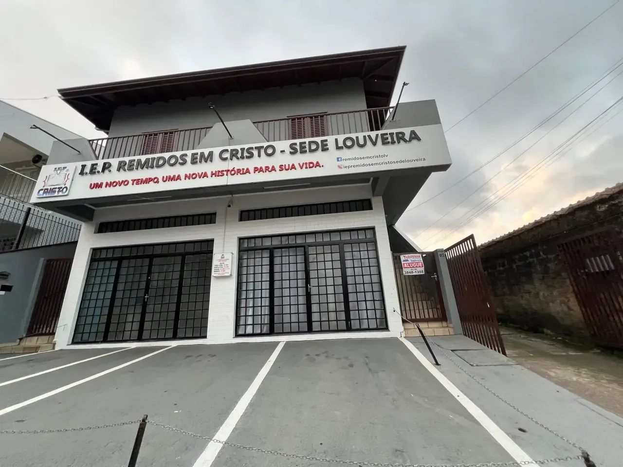 Alugo 4 cômodos e garagem