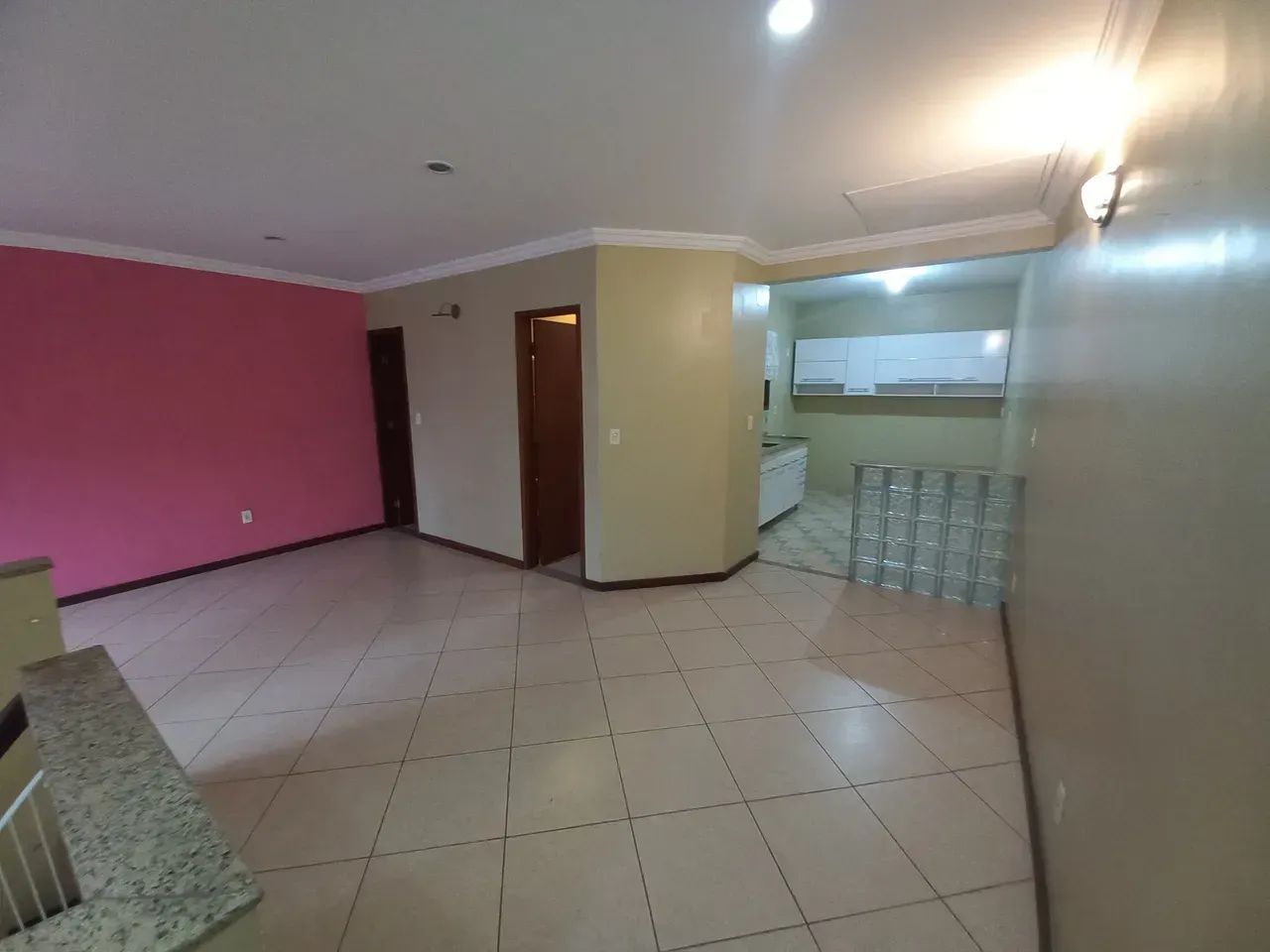 Casa de vila sobrado, de frente, com 2 andares.