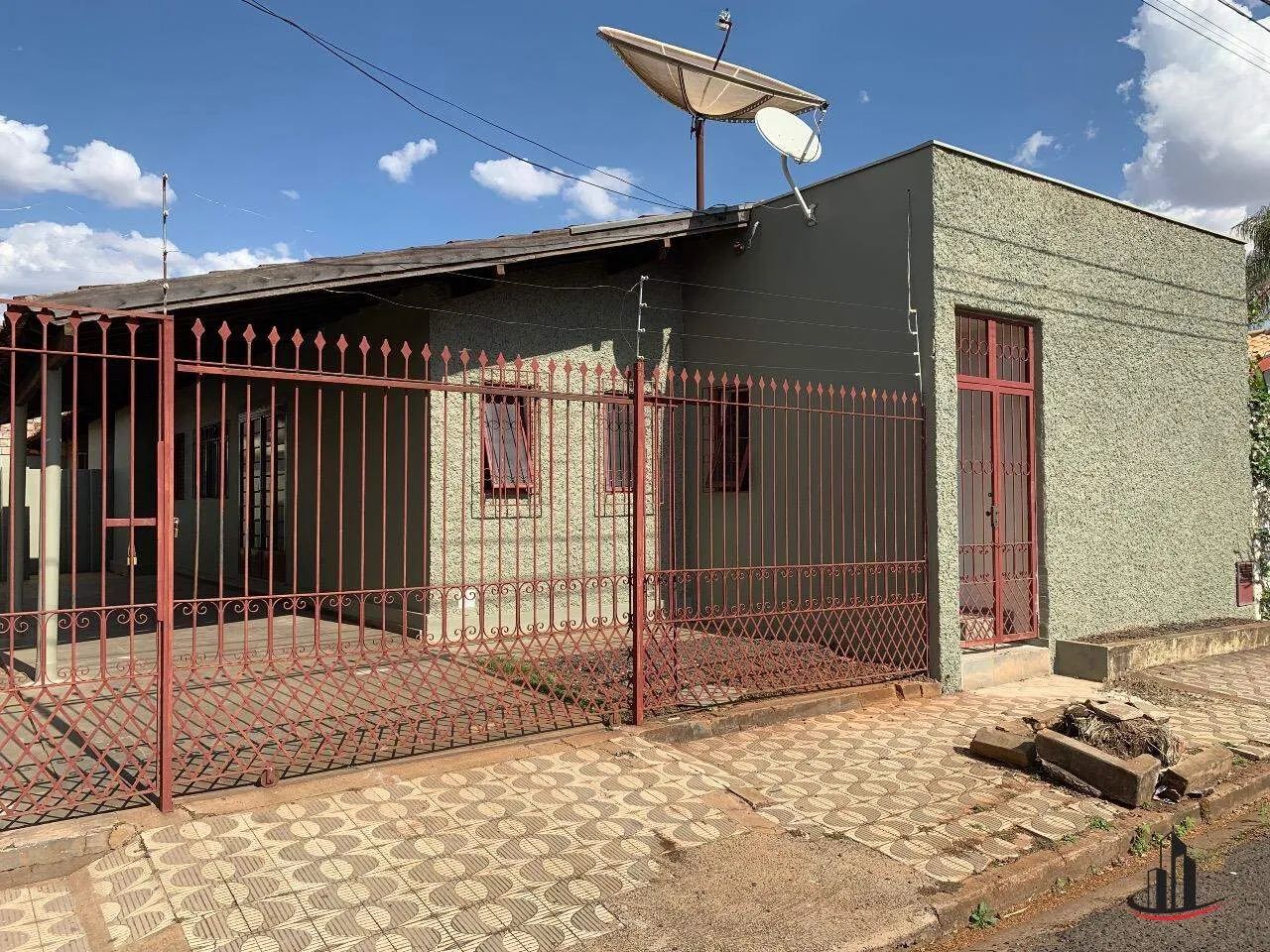 Casa com 4 quartos sendo uma suíte, garagem para 3 carros, próximo a faculdade Uniube