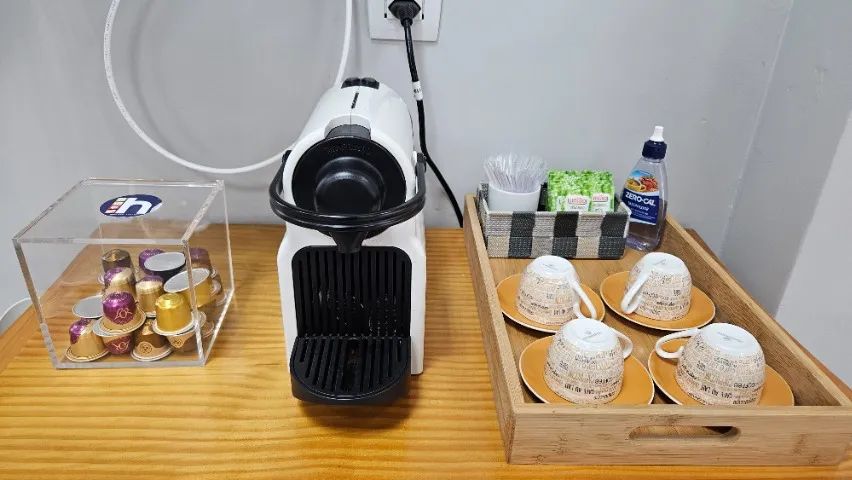 Kit Cafeteira Nespresso Inissia + Box para capsulas + Bandeja de