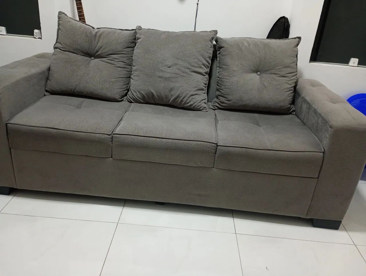 Sofá de três lugares. Em estado de novo.  - Foto 2