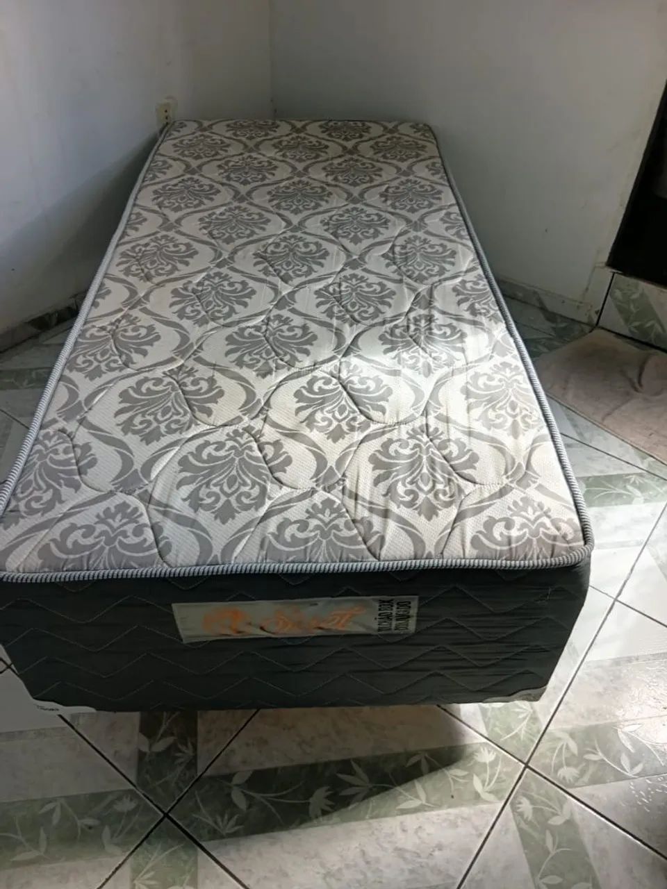 Vendo coma box de solteiro, pouco tempo uso