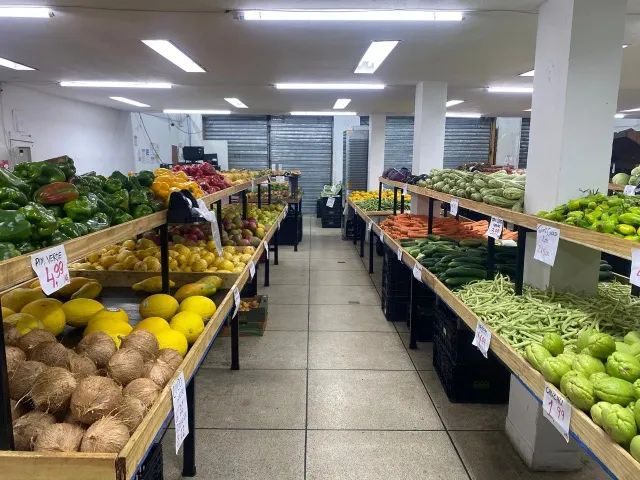 Itens de hortifruti - bancas, caixa, balança, etc
