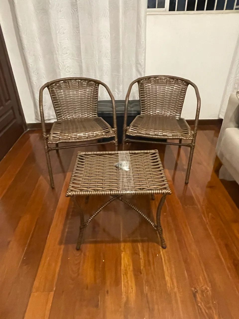 2 cadeiras anjo juncado e mesinha centro Produto Leilão  - Foto 2