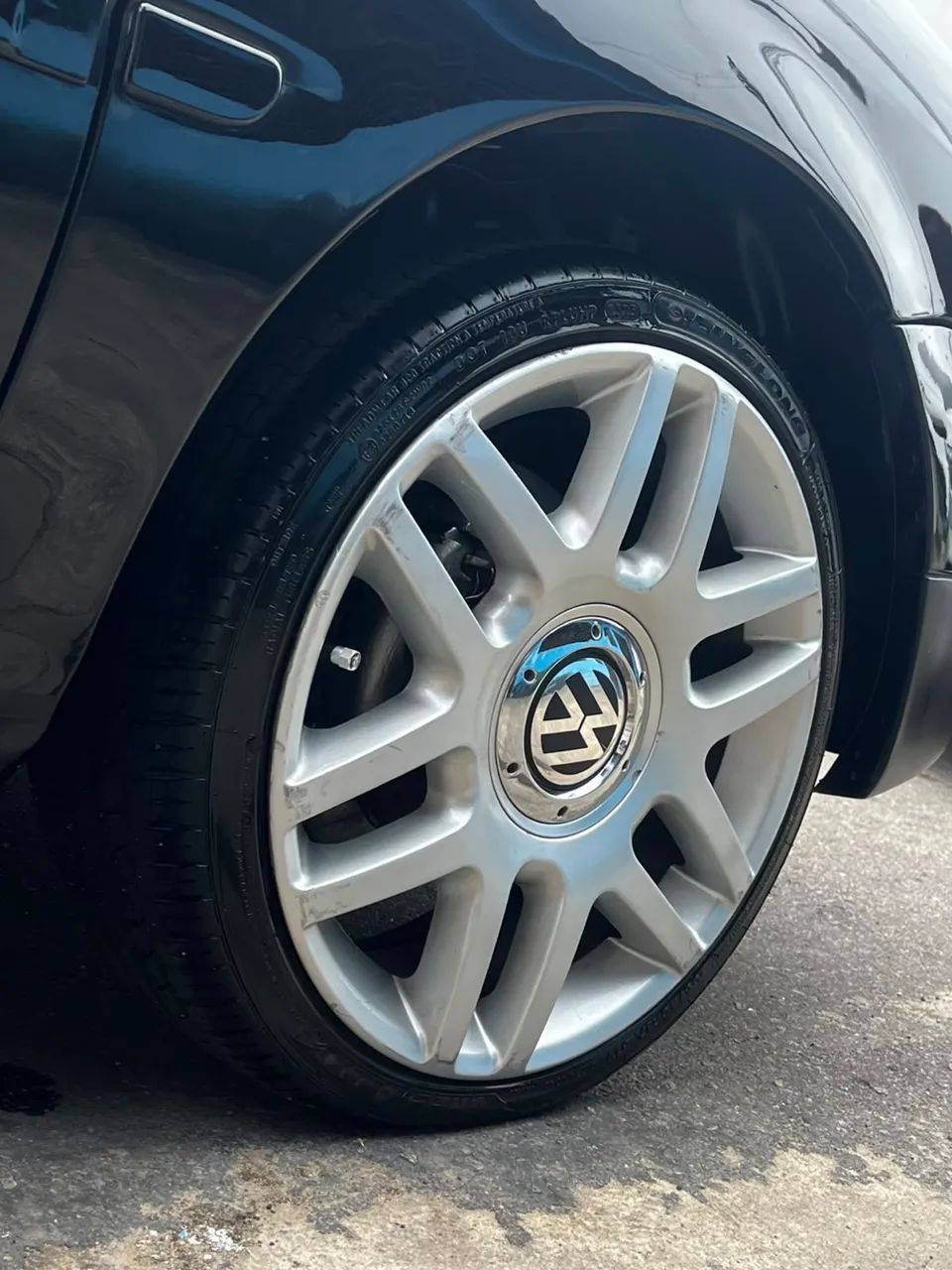 Vendo 4 aros 17 junto com pneus novos 