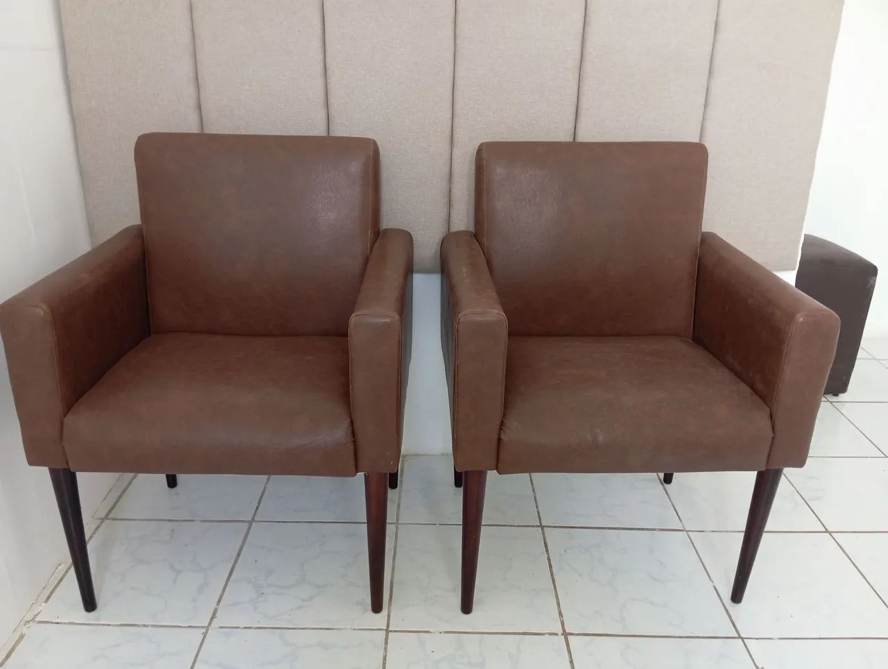Poltronas marrom couro sintético  - Foto 3
