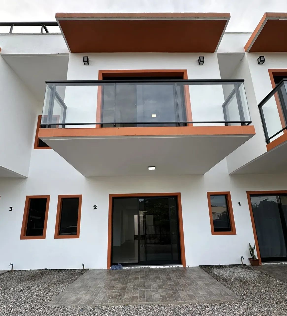Casa nova com 110m lavabo 2 quartos com uma suíte a 50m do mar no Morro das Pedras em Flor