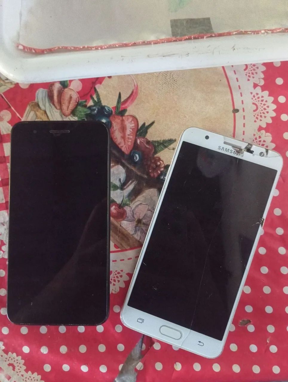 Dois celulares para retirada de peças