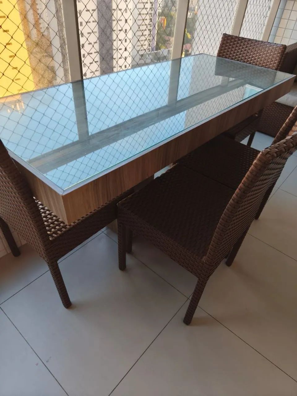 Mesa madeira MDF e 4 cadeiras revestidas de fibra  - Foto 2