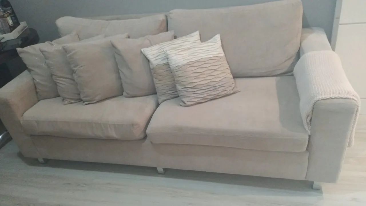 Sofá com 6 almofadas 