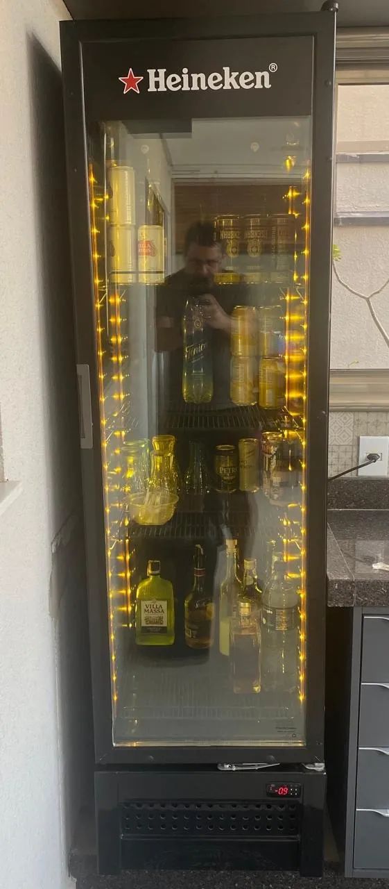 Cervejeira Vertical 276 Litros com Visor