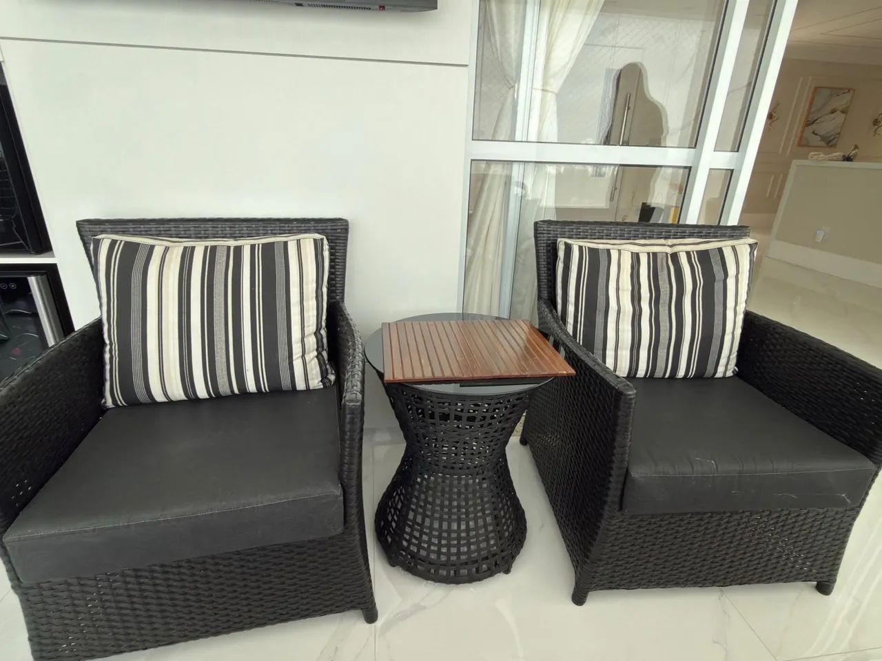 2 Cadeiras e mesa de varanda 