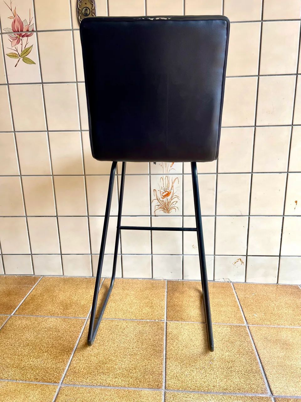 Banqueta alta preta estofada - Foto 3