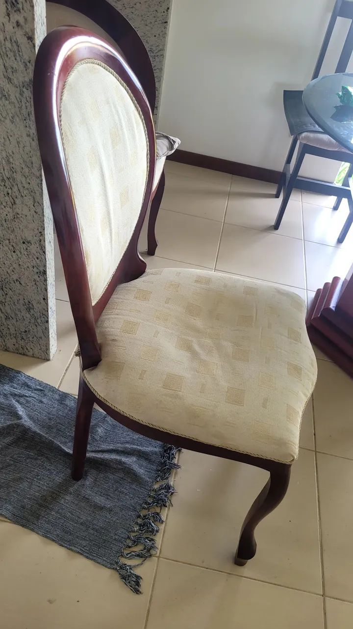 Vendo cadeira de madeira maciça - Foto 3
