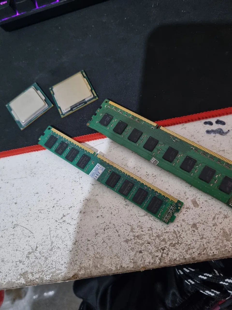 Memórias, placas mãe e, processadores 