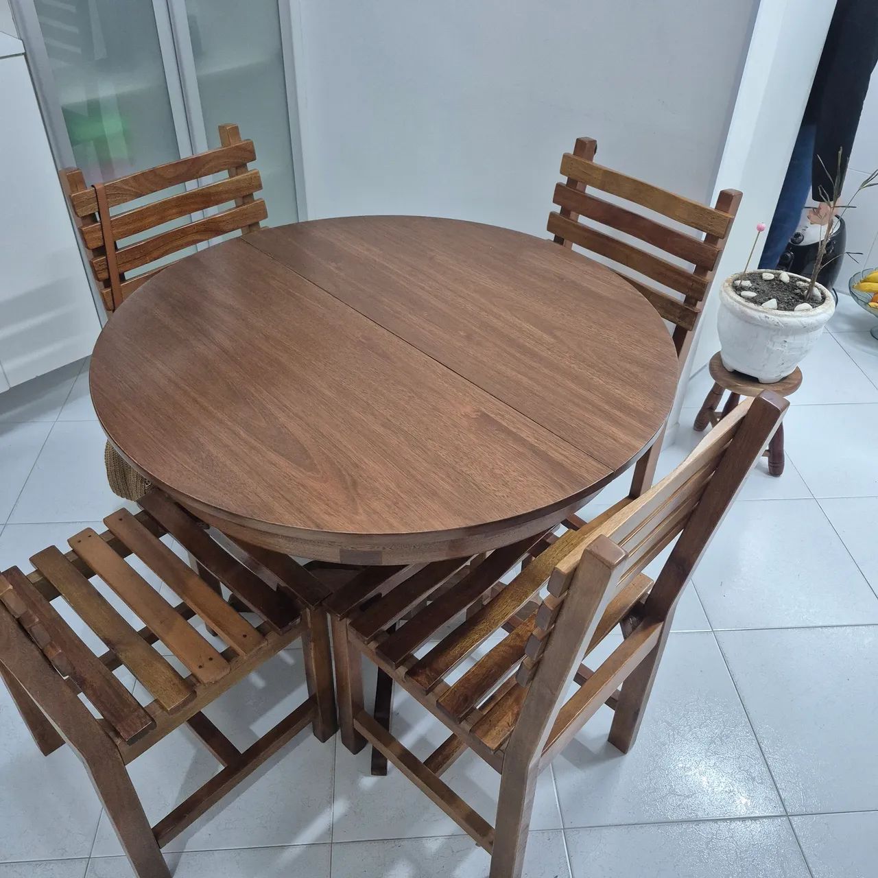 Mesa de madeira extensível com 4 cadeiras - Foto 2