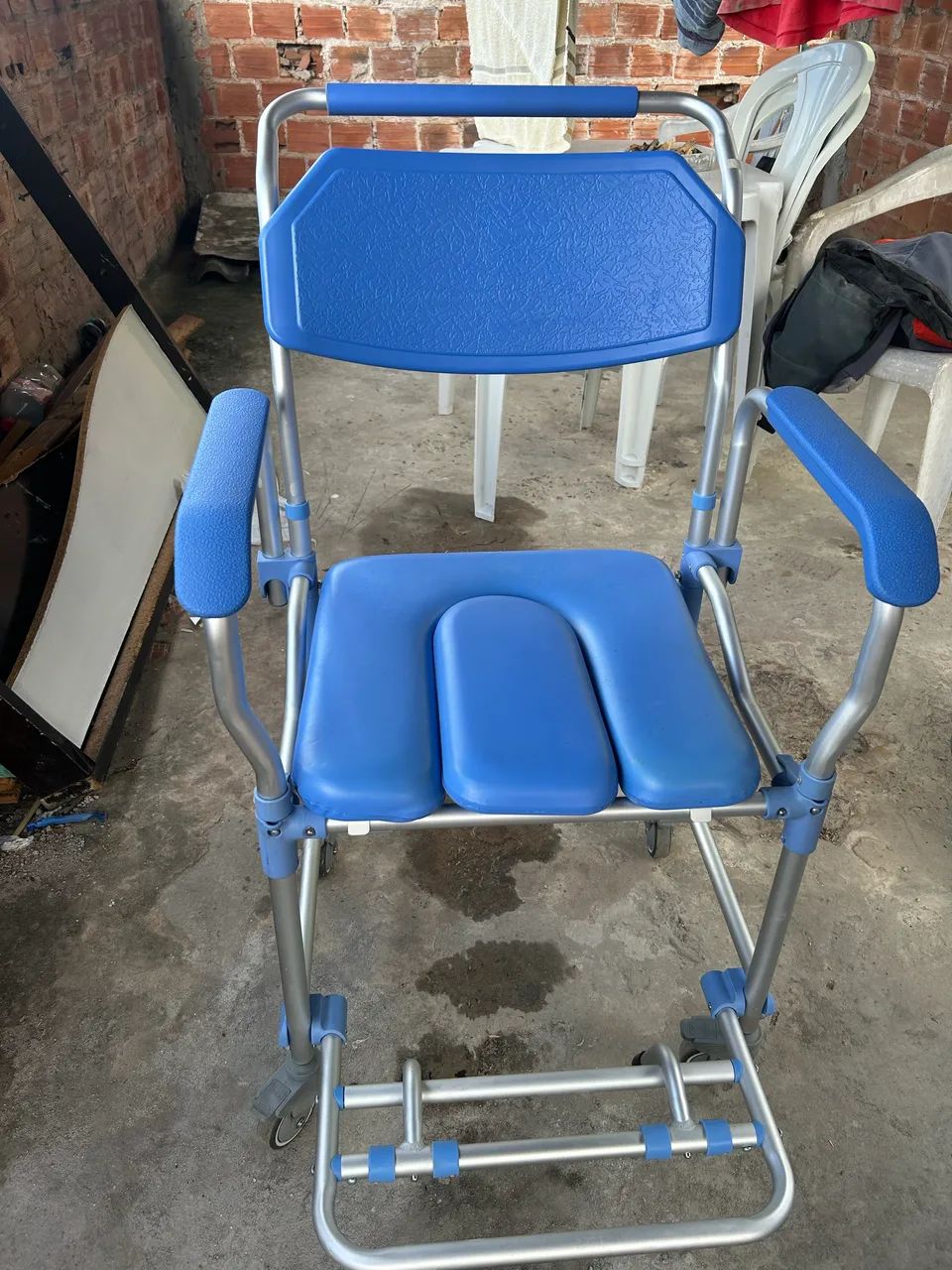     Cadeira de banho azul semi nova - super conservada
