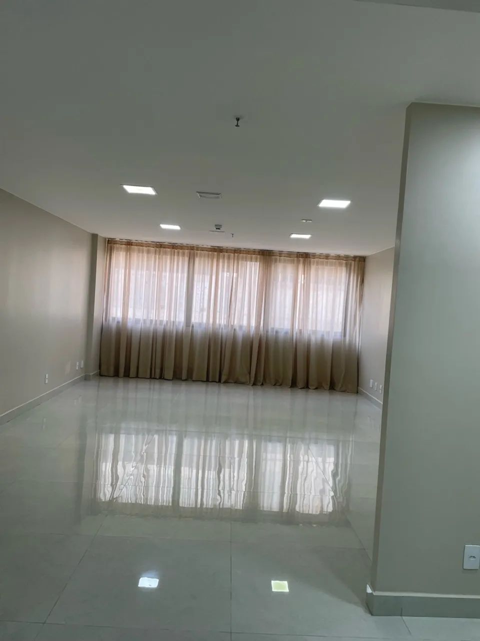 Sala ampla, toda reforma excelente localização  - Foto 3