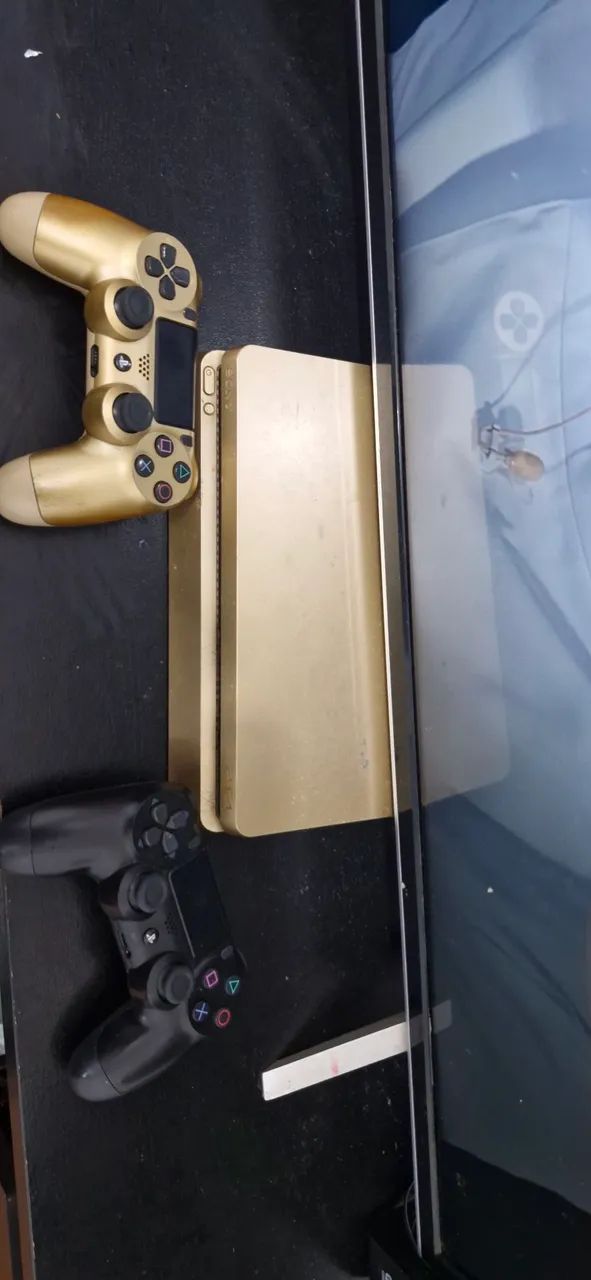 PLAYSTATION 4
