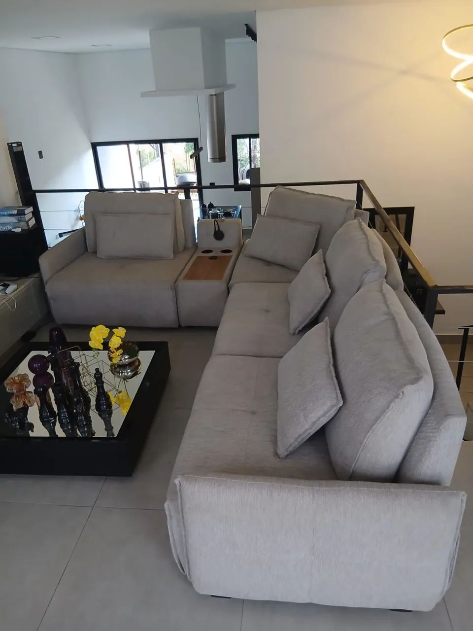 Sofá luxo modulado linho bege com módulo luz leitura e carregamento USB e indução  - Foto 5