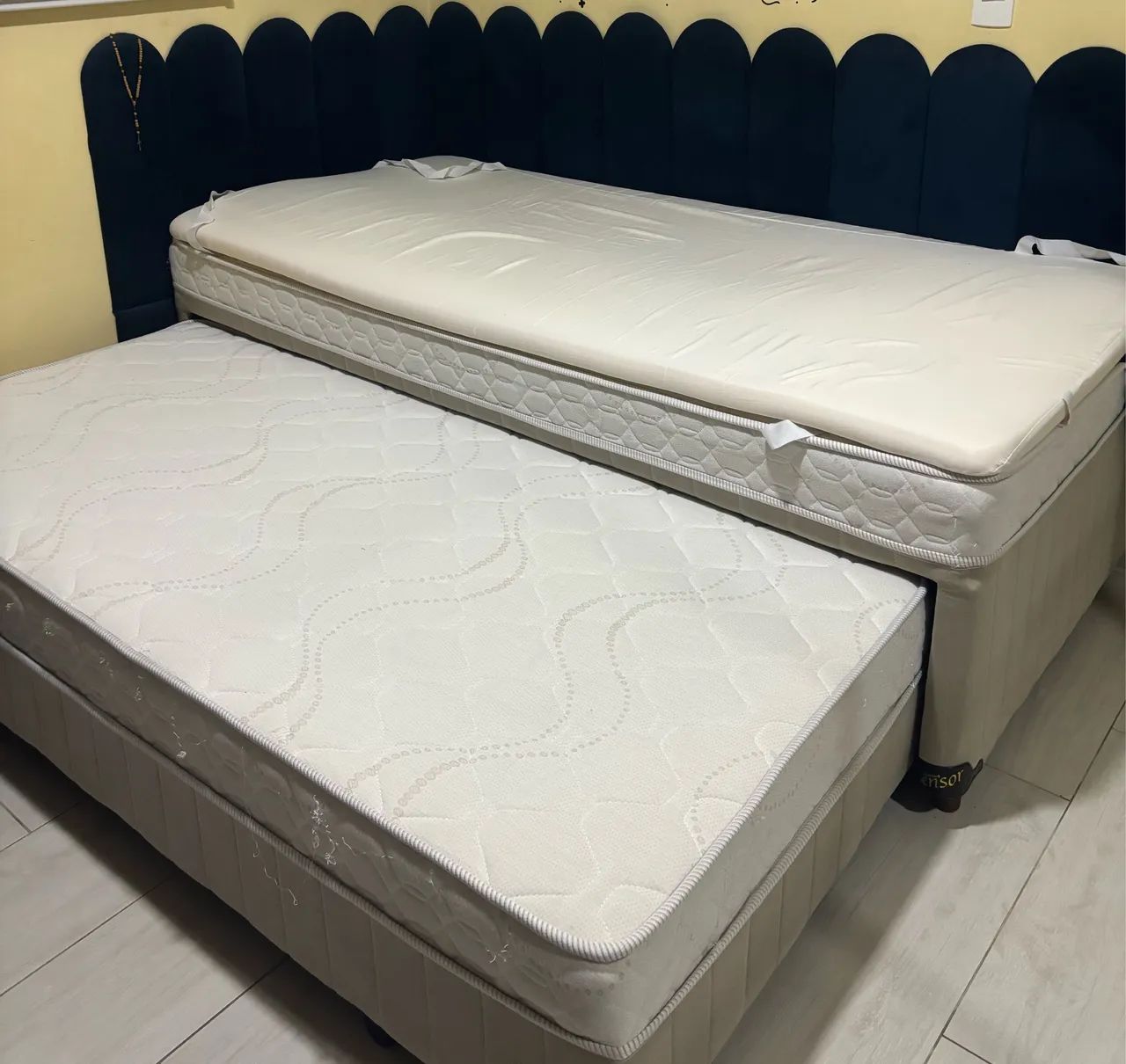 Cama com cama auxiliar quase sem uso