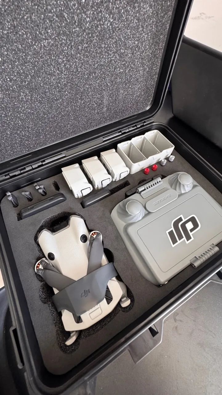 Drone DJI Mini 4 Pro na versão Fly More Combo com o Controle RC2