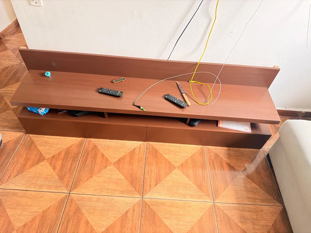 Vende sofá mesa cadeiras e rack de parede  a RETIRAR   - Foto 4