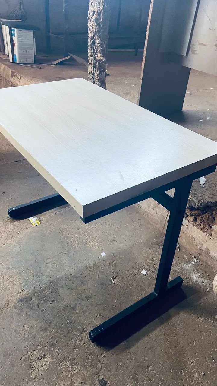Mesa em Mdf e ferragem 