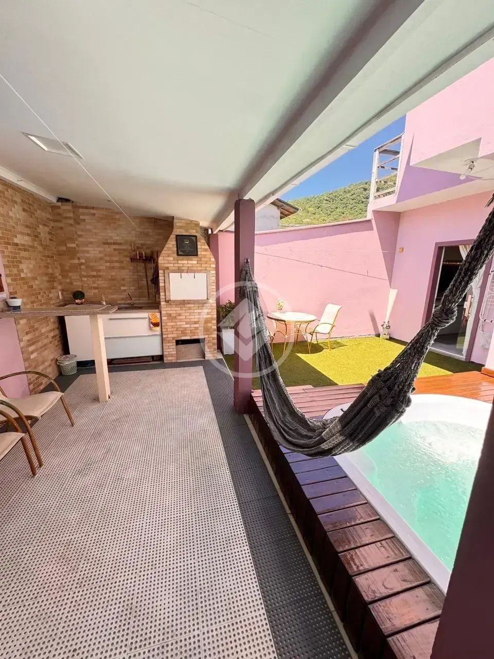 IC - OPORTUNIDADE! CASA COM 5 QUARTOS E PISCINA AQUECIDA