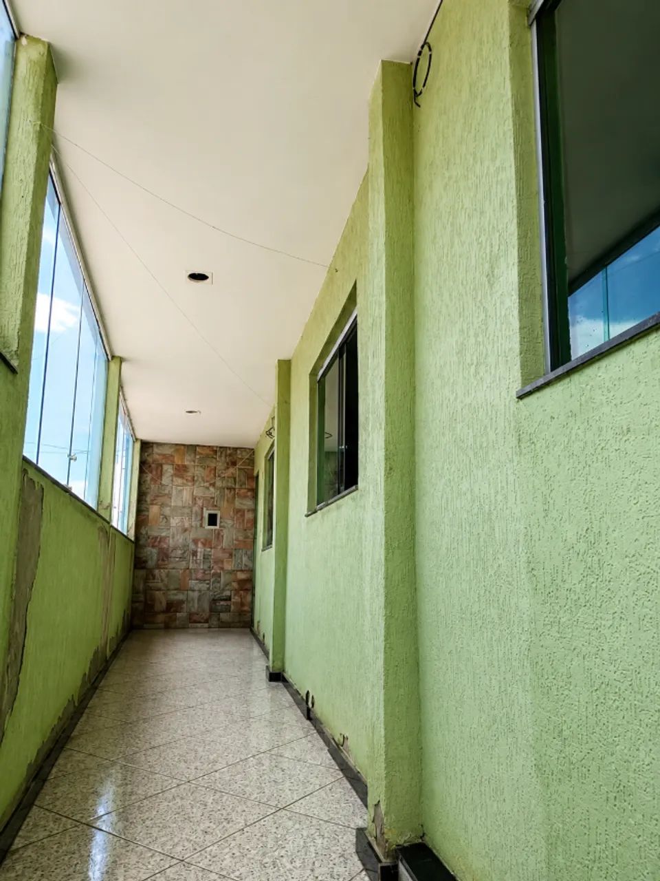 Casa 1 Quarto com Varanda, Blindex e Ótimo Acabamento