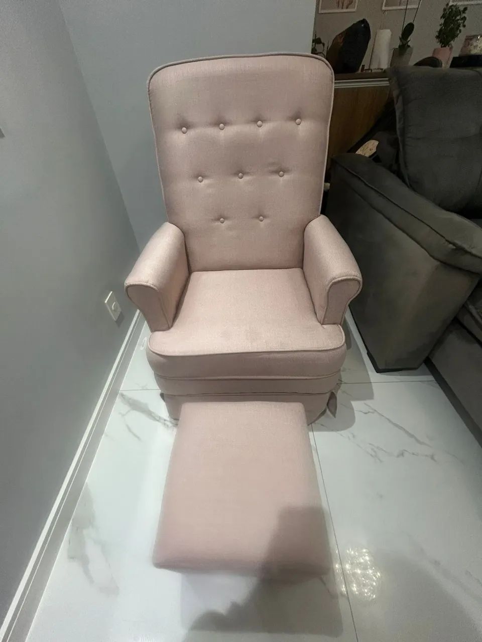 Poltrona de Amamentação com Puff - Confortável e Conservada - Foto 5