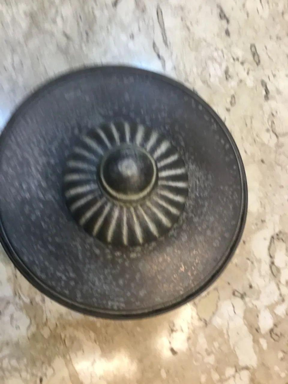 Belo Potiche Caixa De Estanho Antigo Com Pés  - Foto 2