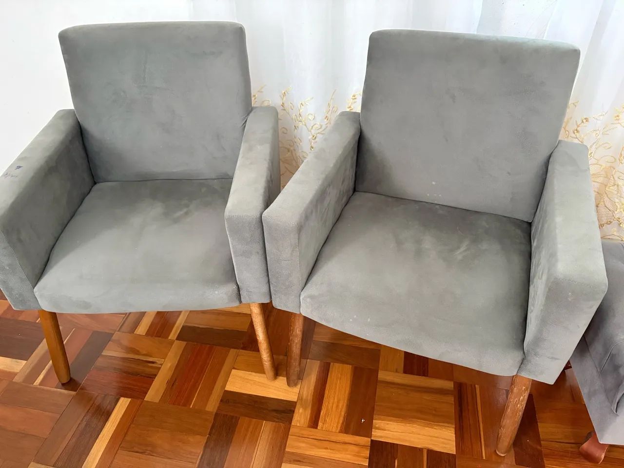 Kit 2 poltronas estofadas na cor cinza  